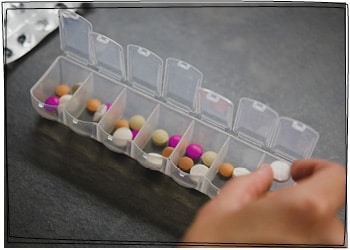 Bestückung einer Tablettenschachtel laut Medikationsplan.